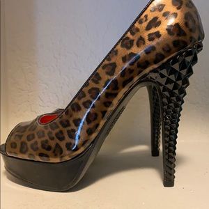 Nine & Co patent leather studded heels/leopard